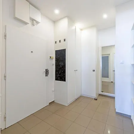 Gorgeous Center In With Free Parking Apartment