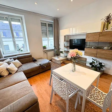 Gorgeous City Centre Apartment In Bratislava With Free Parking *