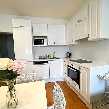 Apartment Gorgeous Center In With Free Parking *